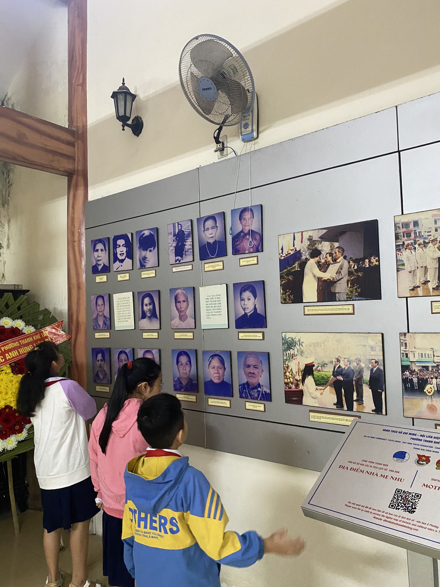 Trường Tiểu học Nguyễn Bỉnh Khiêm đã đến thăm, tặng hoa chúc mừng các đơn vị Bộ đội kết nghĩa.