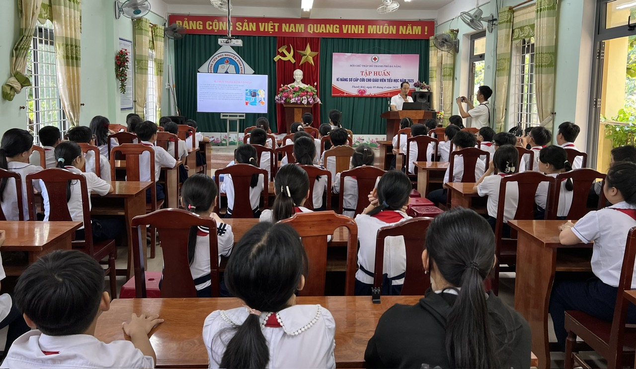 Tập huấn kiến thức, kỹ năng phòng chống đuối nước cho học sinh.