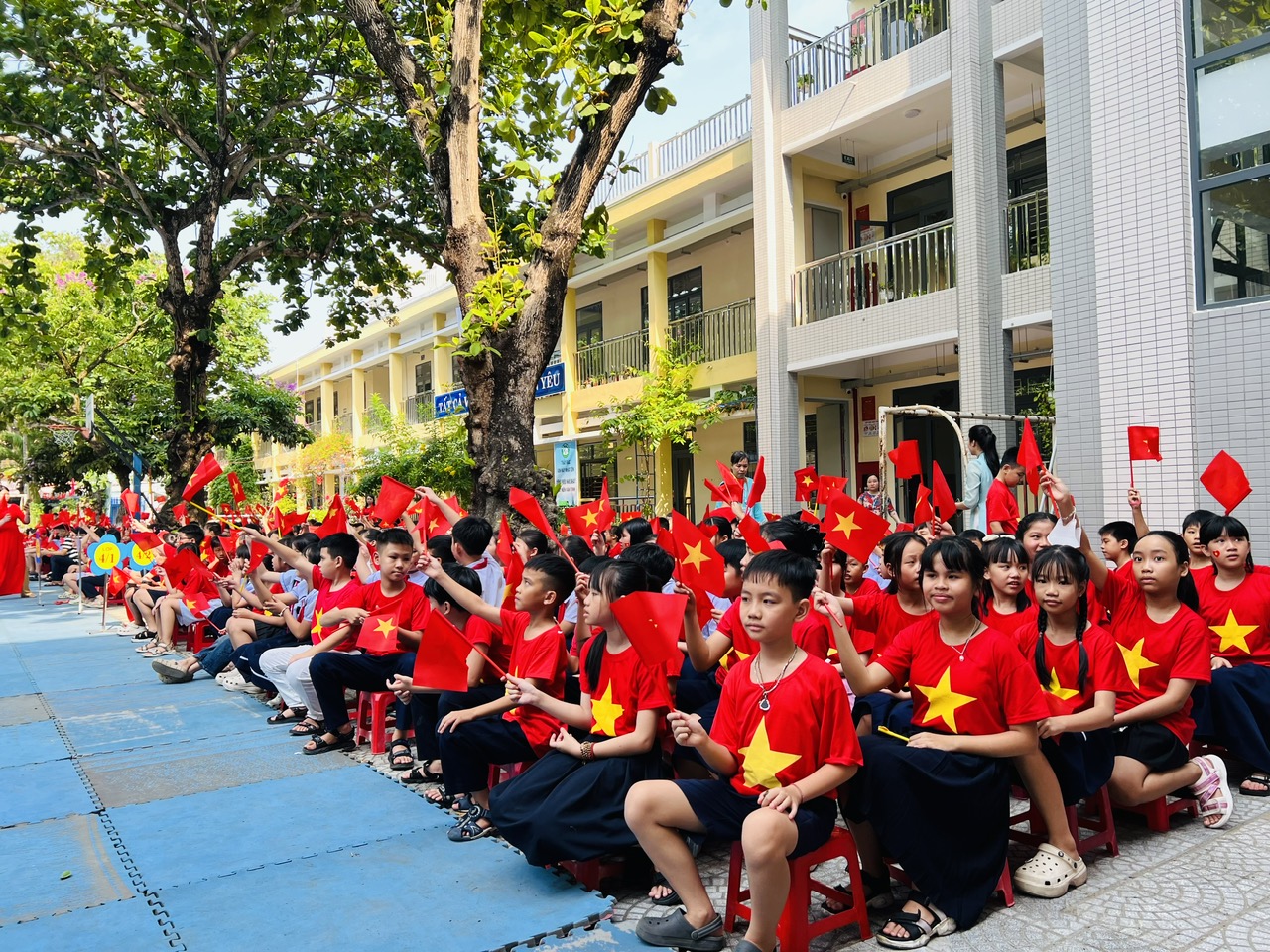 “TỰ HÀO TRANG SỬ VÀNG – VỮNG BƯỚC TƯƠNG LAI”