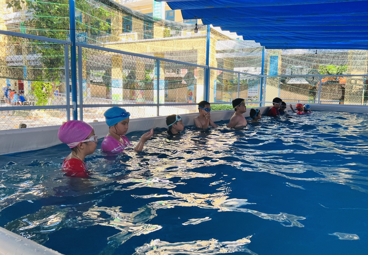 Một số hình ảnh HS học bơi miễn phí hè 2025 tại trường TH Nguyễn Bỉnh Khiêm