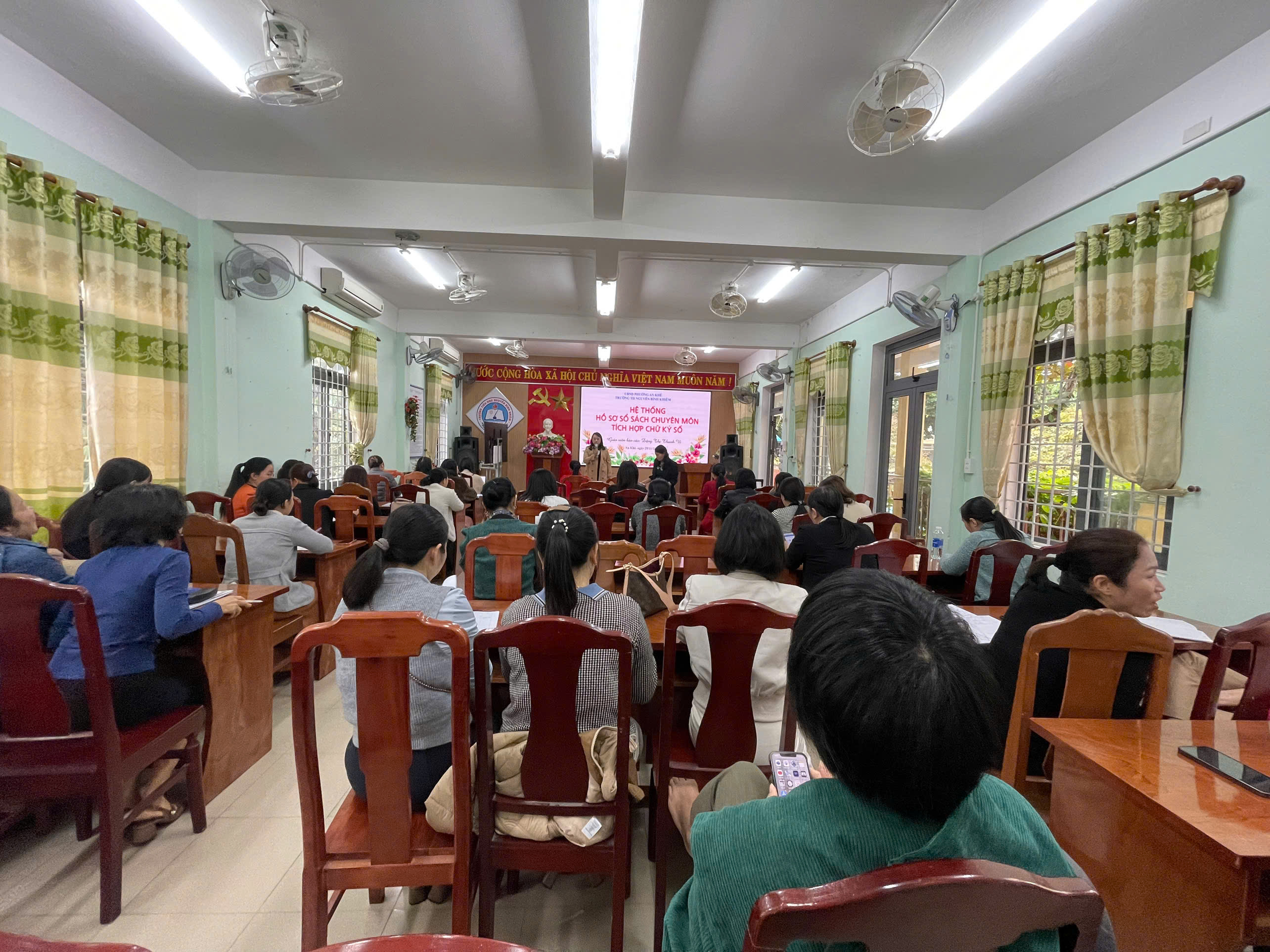 Tập huấn hồ sơ sổ sách trên cơ sở dữ liệu ngành giáo dục Tập huấn hồ sơ sổ sách trên cơ sở dữ liệu ngành giáo dục