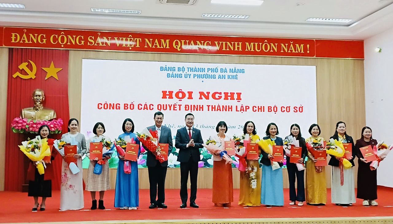 HỘI NGHỊ CÔNG BỐ QUYẾT ĐỊNH THÀNH LẬP CHI BỘ; KHEN THƯỞNG TỔ CHỨC ĐẢNG, ĐẢNG VIÊN NĂM 2025